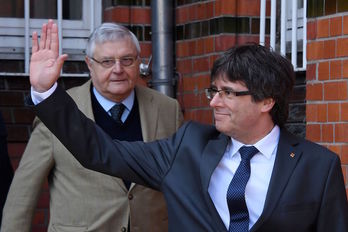 Carles Puigdemont sale de la cárcel de Neumünster. (Patrik STOLLARZ/AFP)