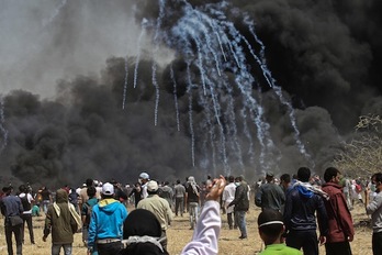 Gases lacrimógenos disparados por el Ejército israelí caen sobre los manifestantes palestinos en Gaza. (Said KHATIB/AFP)