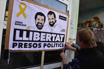 Cartel que pide la libertad de los Jordis. (John MACDOUGALL/AFP)