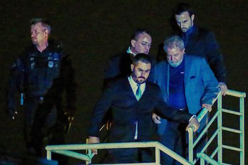 Lula, a su llegada a la prisión de Curitiba. (Heuler ANDREY/AFP)