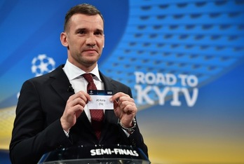 El ucraniano Andriy Shevchenko ha sido la ‘mano inocente’ en el sorteo de las semifinales de la Champions. (Fabrice COFFRINI/AFP)
