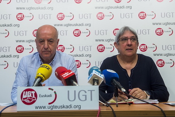 El secretario general de UGT-Euskadi, Raúl Arza, y la secretaria de Política Sindical e Institucional, Maribel Ballesteros. (Luis JAUREGIALTZO / FOKU)