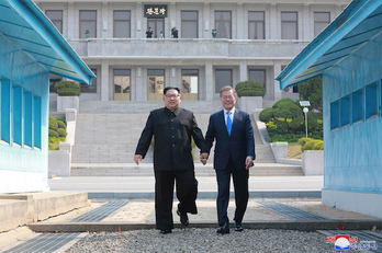 Kim Jong-un y Moon Jae-in, durante la cumbre del pasado viernes. (AFP)