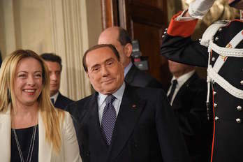 Berlusconi, sonriente, junto a su compañera de coalición Giorgia Meloni. (Tiziana FABI/AFP)