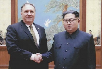 El líder norcoreano, Kim Jong-un, saluda a Mike Pompeo, secretario de Estado de EEUU. (AFP)