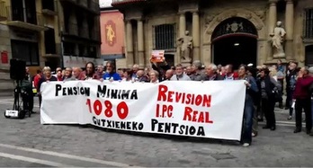 Concentración de pensionistas en la plaza Consistorial de Iruñea. (AHOTSA)