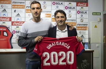 Unai García y Braulio con la camiseta de renovación del jugador hasta 2020. (OSASUNA)