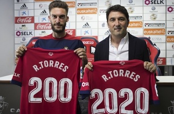 Torres y Braulio, con las camisetas de la renovación del jugador. (OSASUNA)