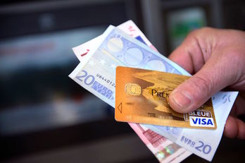 El servicio de las tarjetas Visa está registrando problemas en todo el continente europeo. (Alain JOCARD/AFP)