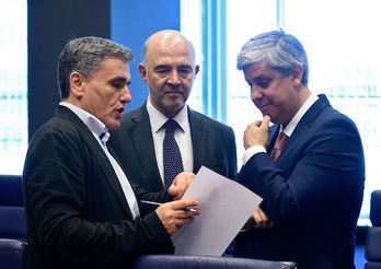 El ministro griego de Finanzas, Euclides Tsakalotos, junto a Pierre Moscovici y Mário Centeno. (John THYS/AFP)