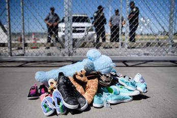 Zapatos y juguetes a la entrada de uno de los centros en los que los menores inmigrantes eran encerrados separados de sus familias. (Brendan SMIALOWSKI/AFP)