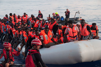 Migrantes rescatados por la ONG alemana Mission Lifeline. (Hermine POSCHMANN/AFP)