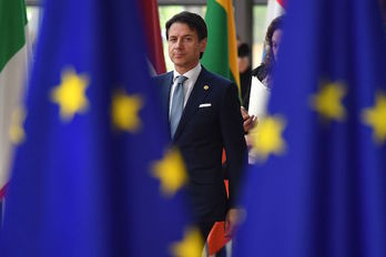 El primer ministro italiano, Giuseppe Conte, a su llegada a la cumbre de Bruselas. (Ben STANSALL/AFP)