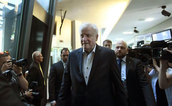 Seehofer, a su llegada a la reunión del CSU. (Christof STACHE/AFP)