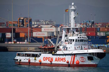 La embarcación ‘Open Arms’, a su llegada al Puerto de Barcelona. (Lluís GENÉ/AFP)