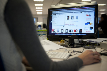 Una persona trabaja frente a la pantalla de un ordenador. (Gari GARAIALDE / FOKU )