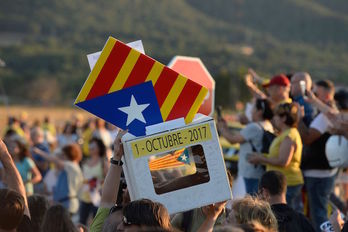 Concentración este miércoles ante la prisión de Lledoners. (Josep LAGO / AFP)