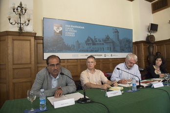 Agus Hernán, Laura Pego y  Jean Pierre Massias, durante los cursos de verano de la UPV. (Juan Carlos RUIZ / FOKU)