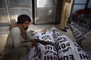Cadáveres en la morgue del hospital de Quetta. (BANARAS KHAN / AFP)