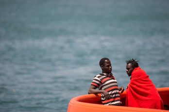 Dos de los migrantes llegado al puerto de Algeciras. (Jorge GUERRERO/AFP)