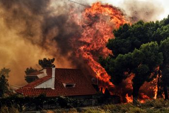 Impresionantes llamas en Kineta. (Valerie GACHE/AFP)
