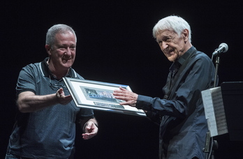 El labortano Michel Portal recibe su galardón del director de Jazzaldia, Miguel Martín. (Jon URBE/FOKU)