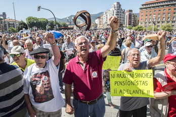 Pensionistas concentrados frente al Ayuntamiento de Bilbo, en una imagen de archivo. (Marisol RAMÍREZ/FOKU)