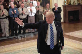 Donald Trump, durante un acto con sheriffs de todo el país en la Casa Blanca. (Nicholas KAMM/AFP)