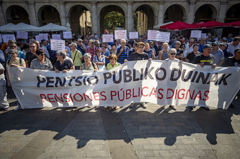 Unos 300 pensionistas se han movilizado este lunes en Gasteiz. (Jaizki FONTANEDA/FOKU)