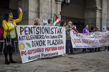 Concentración realizada ayer por los pensionistas en Arrasate. (Jaizki FONTANEDA / FOKU)