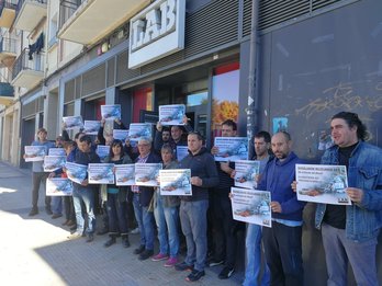 Representantes de empresas afectadas por el «dieselgate» ante la sede de LAB en Iruñea. (@MartxeloDiaz)