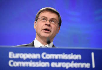 El vicepresidente de la CE para el Euro, Valdis Dombrovskis, durante la rueda de prensa en la que se ha presnetado la opinión de Bruselas sobre las cuentas. (John THYS/AFP)