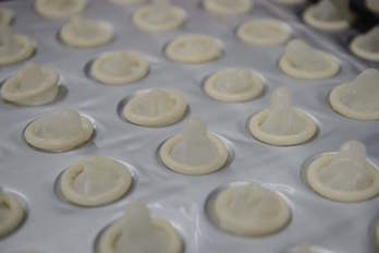 Una fábrica de preservativos en la ciudad brasileña de Xapuri. (Yasuyoshi CHIBA/AFP)