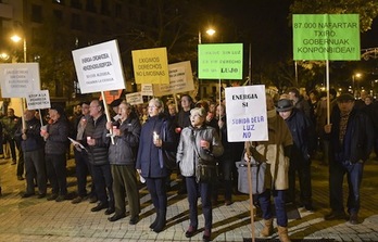 Imagen de la concentración de Mayores frente a la crisis para protestar por las subidas de la factura de la luz. (Idoia ZABALETA/FOKU)