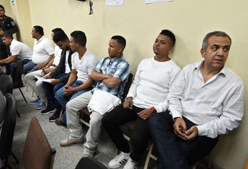 Los ocho acusados de la muerte de Berta Cáceres, antes de leerse la sentencia. (Orlando SIERRA/AFP)