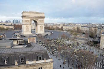 «Chalecos amarillos» que han logrado llegar al Arco del Triunfo. (Lucas BARIOULET/AFP)