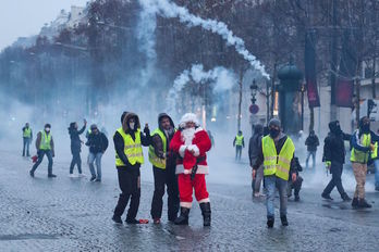 La Policía ha arrojado gases lacrimógenos en los Campos Elíseos de París. (Zakaria ABDELKAFI/AFP) 