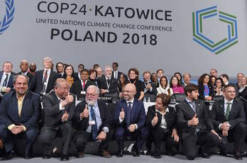 Las delegaciones de los diferentes países que han participado en COP24 celebran el acuerdo. (Janek SKARZYNSKI/AFP)
