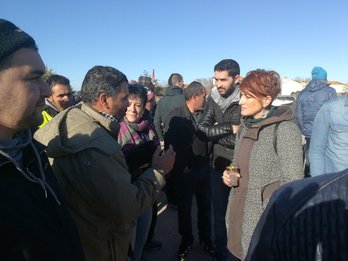 Trabajadores de Huerta de Peralta explican su situación a Bakartxo Ruiz y Asun Fernández de Garaialde. (EH Bildu Nafarroa)