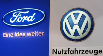 Ford y Volkswagen (VW) han anunciado la creación de una alianza para producir vehículos comerciales y camionetas. (Patrick STOLLARZ / AFP)