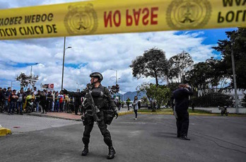 Miembros de las fuerzas de seguridad desplegados en la zona del atentado. (Juan BARRETO/AFP)