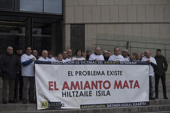 Concentración de Asviamie ante los juzgados de Donostia. (Juan Carlos RUIZ/FOKU)
