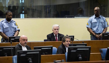 Radovan Karadzic, durante la lectura de la sentencia. (PETER DEJONG / AFP)