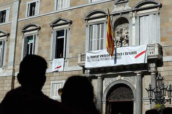 Pancarta con lazo blanco en la Generalitat. (Pau BARRENA / AFP)