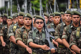 Militares brasileños participan en una ceremonia de graduación y de conmemoración del golpe de Estado de 1964. (Nelson ALMEIDA/AFP)
