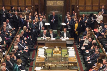 La Cámara de los Comunes ha aprobado la legislación para forzar a la primera ministra británica a buscar una prórroga para el Brexit. (Mark DUFFY / AFP)