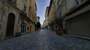 Una calle comercial desierta en Bastia. @alta_frequenza