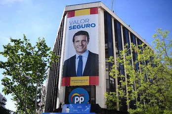 Cartel de Pablo Casado con el lema «Valor seguro», el pasado domingo en la sede de Génova. (GABRIEL BOUYS / AFP) 