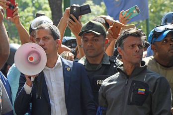 Juan Guaidó habla a sus seguidores con Leopoldo López a su lado. (Federico PARRA/AFP)