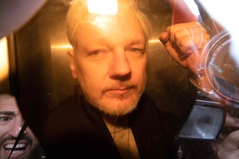 Julian Assange llega al juzgado de Londres. [Daniel LEAL-OLIVAS / AFP]